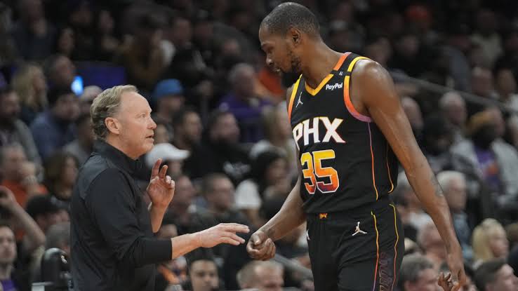 HUGE SETBACK: Suns HC Mike Budenholzer Receives Concerning Update On Kevin Durant’s Injury. As Suns Fans Panic Over Injury, Raising Alarms Amid Bradley Beal’s Uncertainty.